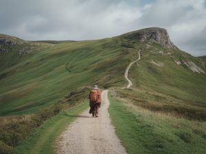Les routes de pèlerinage oubliées du Pays de Galles : chemins sacrés à travers l’histoire et les paysages